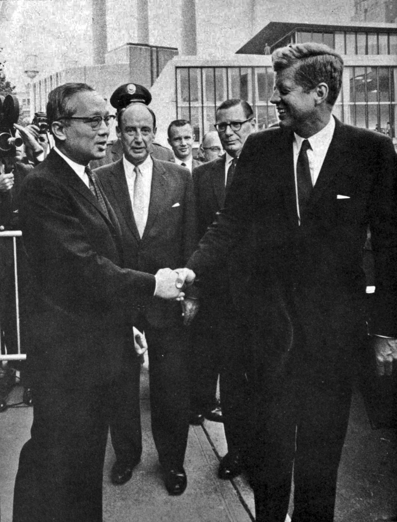 U Thant shakes the hand of John F. Kennedy