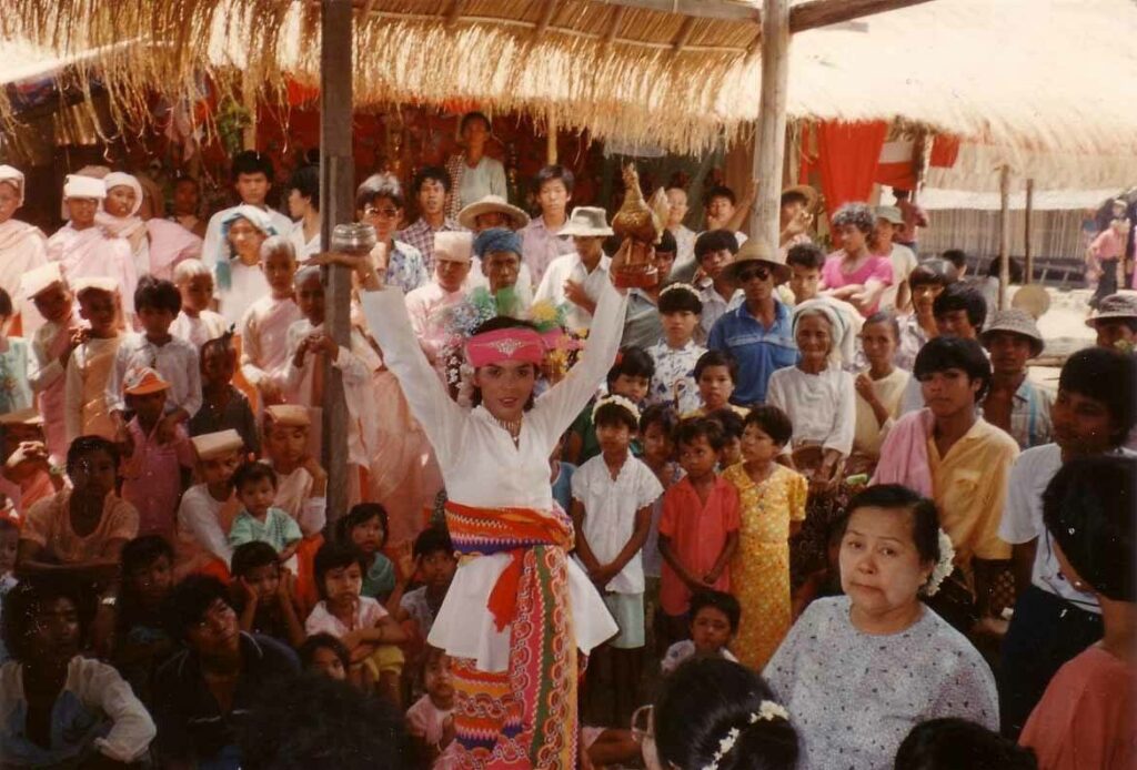 A nat kadaw at a nat festival in Mingun in 1989 (Photo: Wagaung)