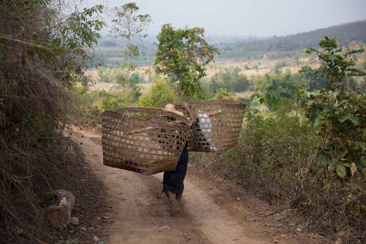 Trekking to Hti Ne (© Alex Shaw)